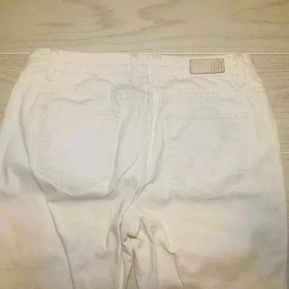 Liz Claiborne Skinny Boyfriend, White jean, Size 4P - Picture 7 of 9